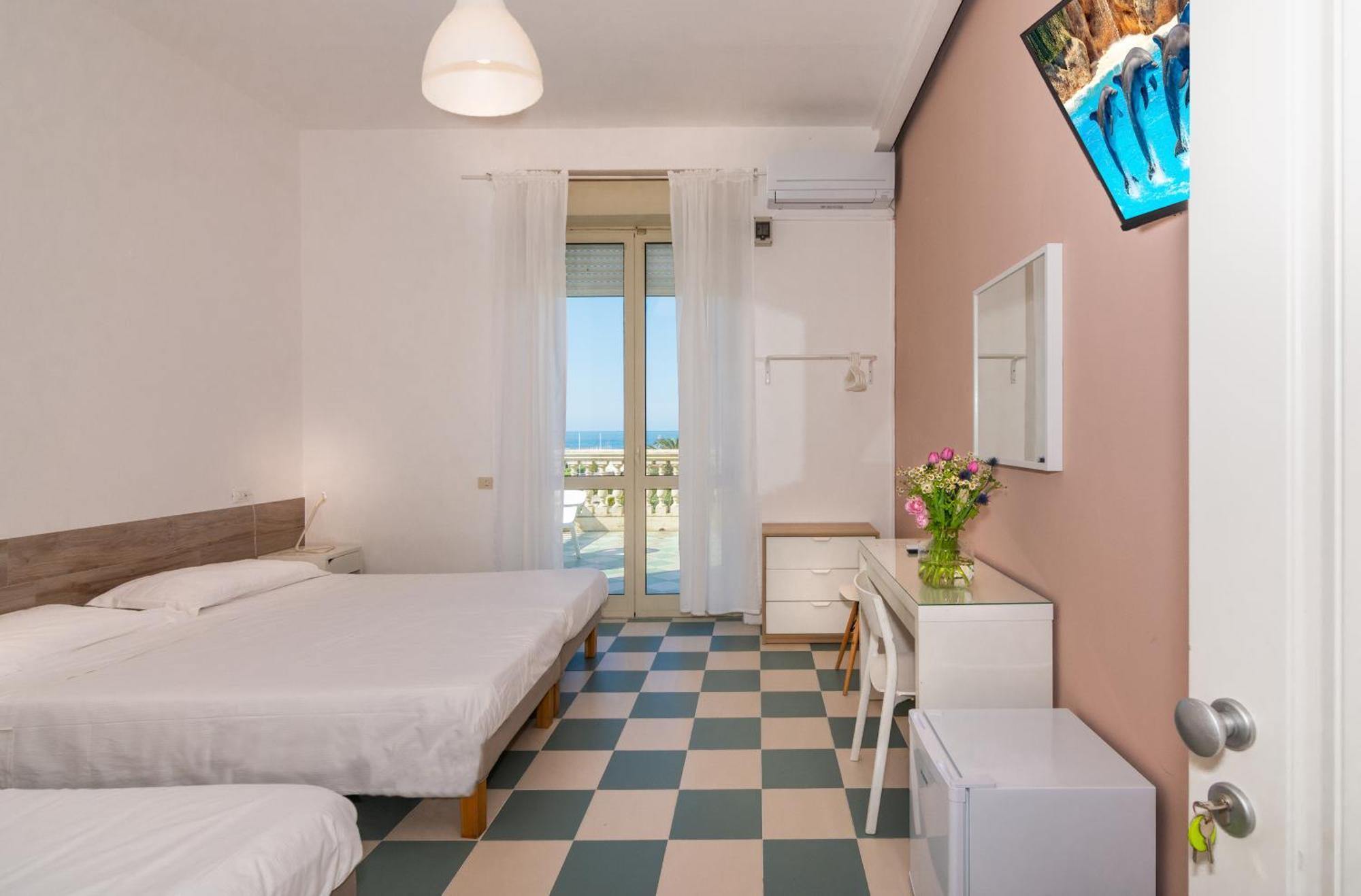 Hotel Happy マリーナ・ディ・ピエトラサンタ エクステリア 写真