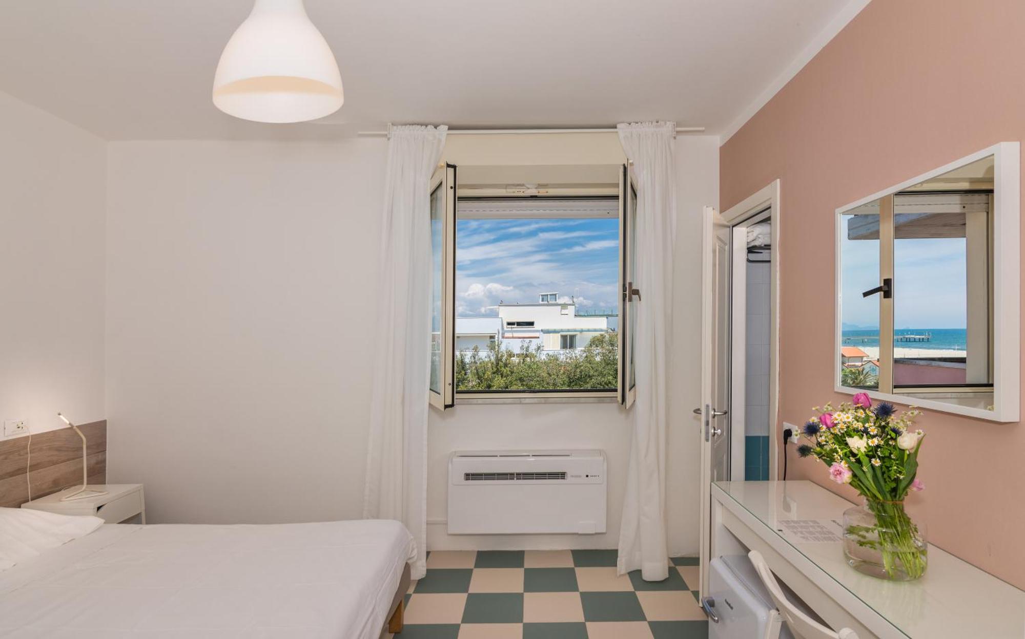 Hotel Happy マリーナ・ディ・ピエトラサンタ エクステリア 写真